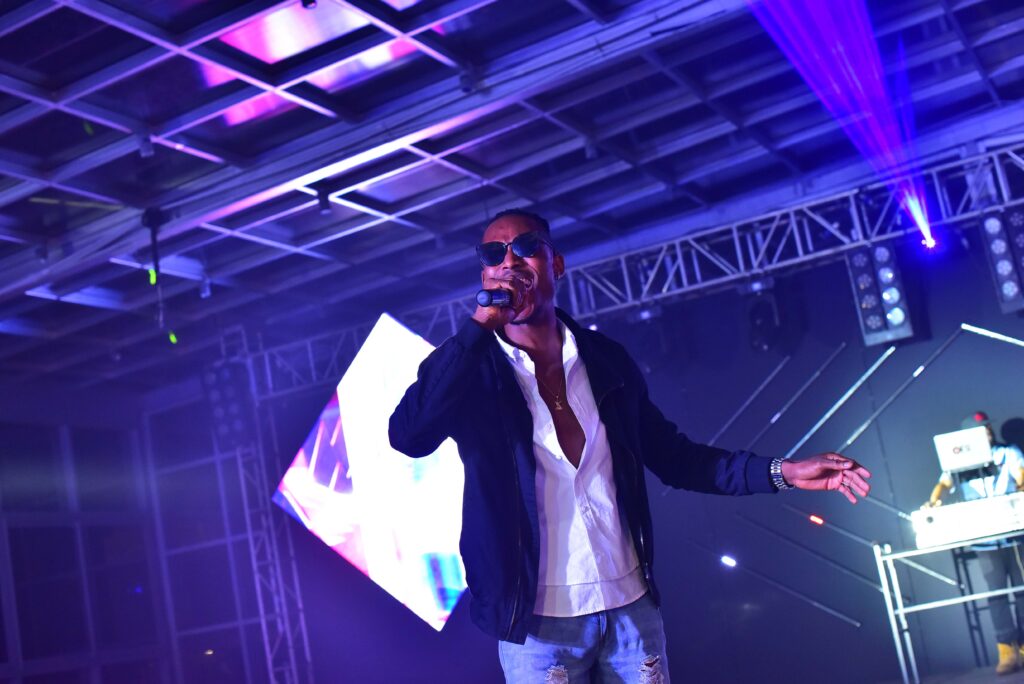 mr-2kay-on-stage-skyy